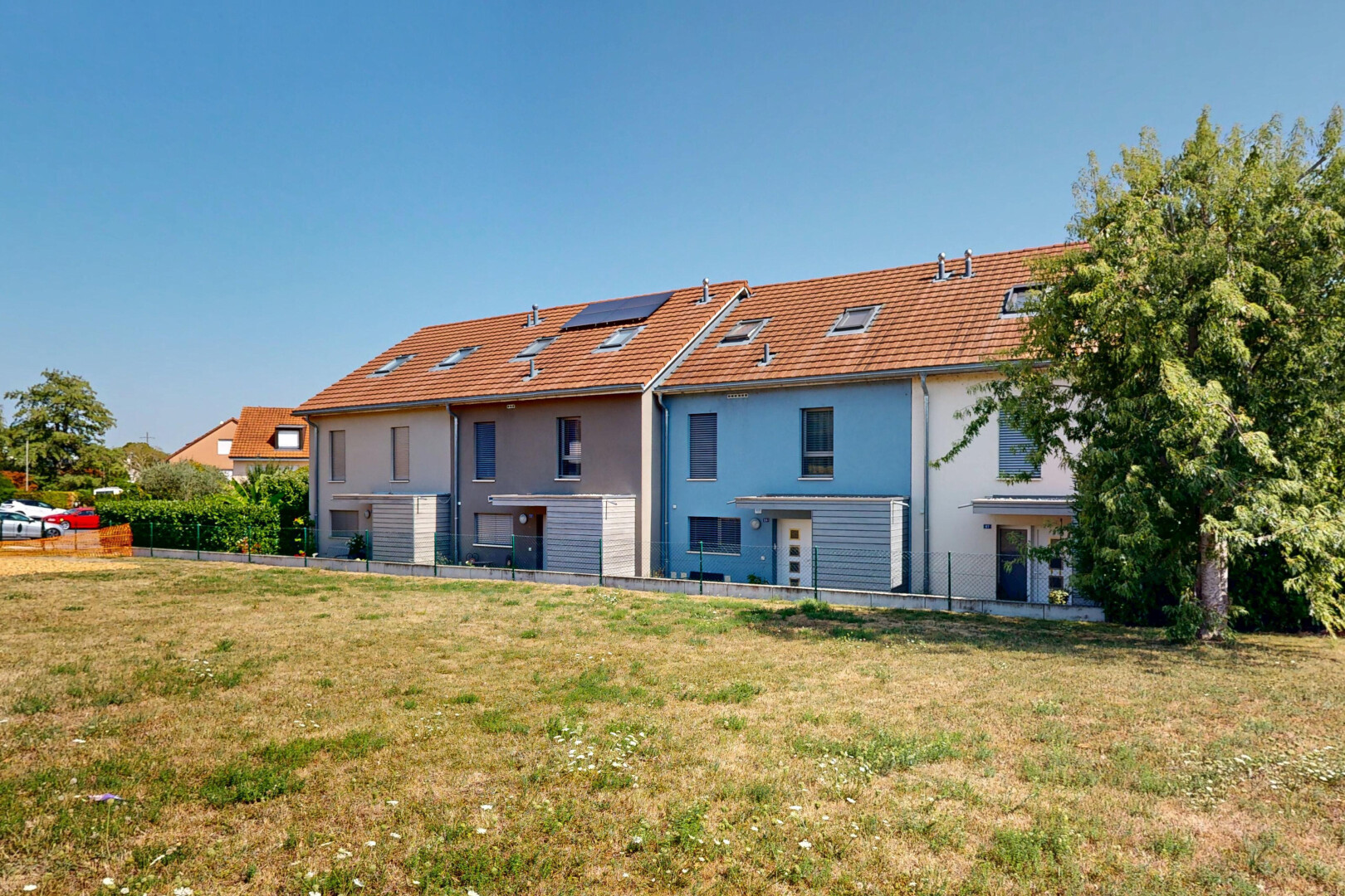 façade avec panneaux solaires, day time, bardage en stuc, et toit en tuiles