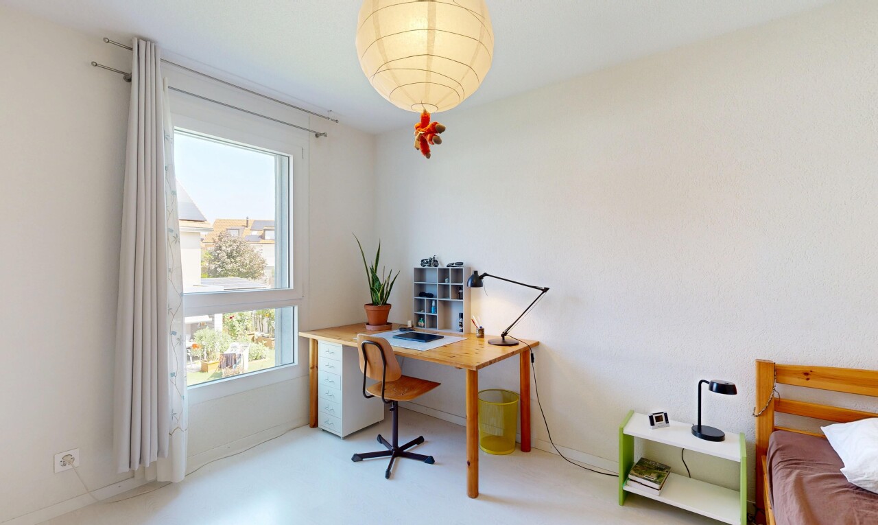 bureau avec lumière naturelle, cloison sèche, drywall, éclairage suspendu, et inside property
