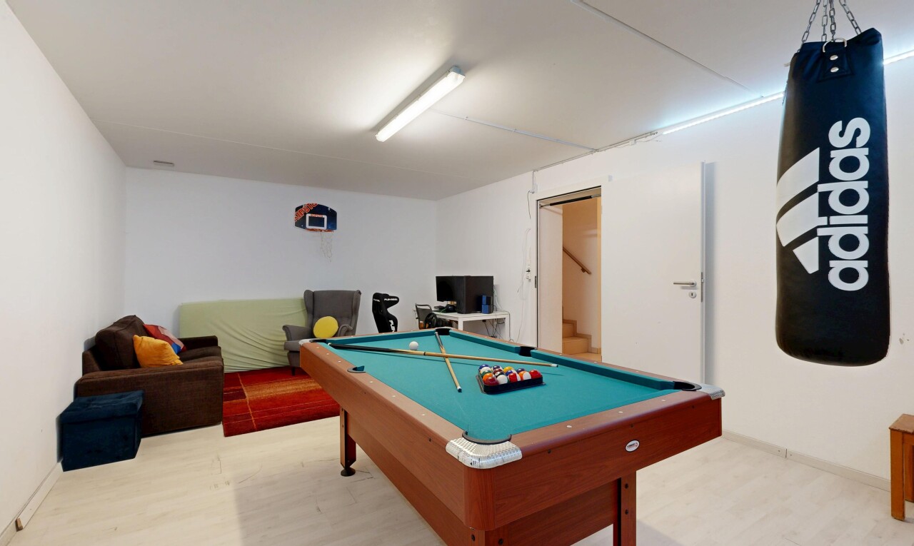 salon avec escaliers, drywall, cloison sèche, billard, et inside property