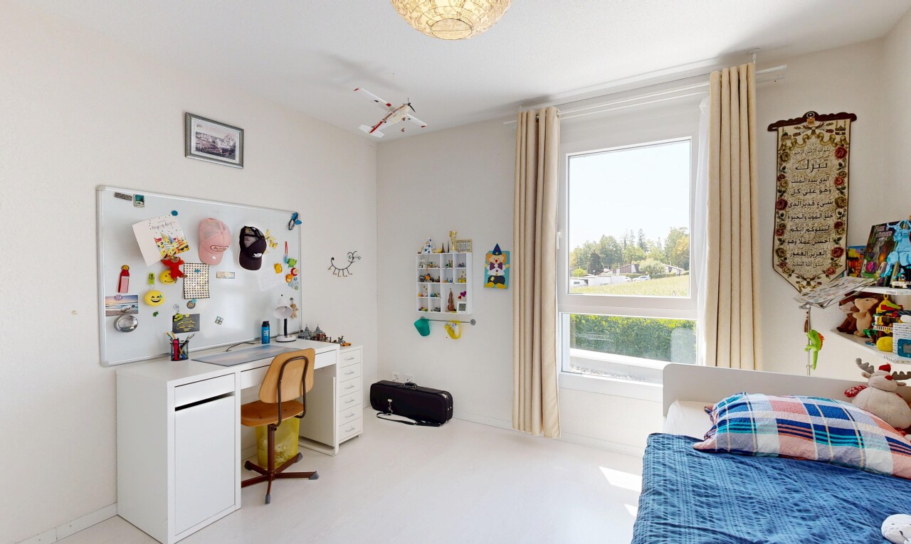chambre avec lumière naturelle, cloison sèche, drywall, espace bureau, et inside property