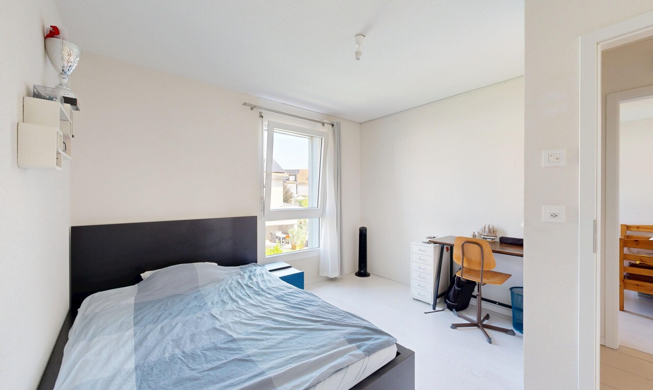 chambre avec lumière naturelle, drywall, cloison sèche, espace bureau, et inside property