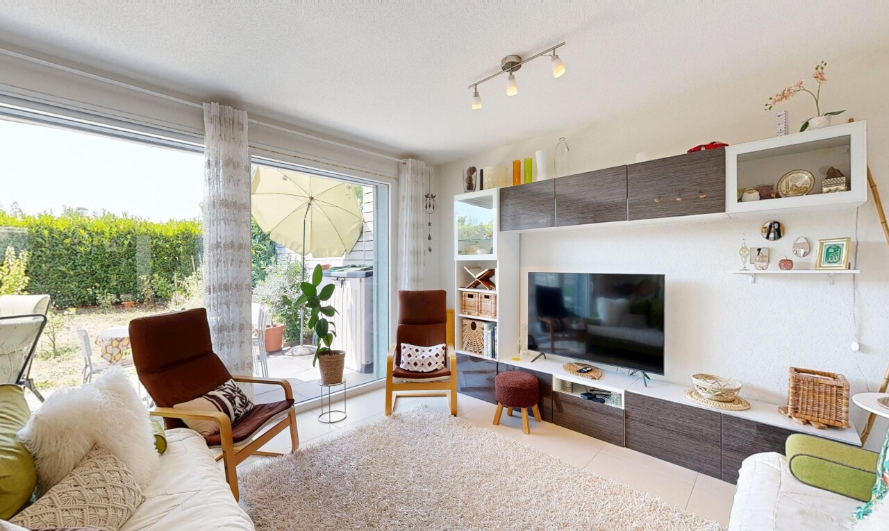 salon avec éclairage sur rail, télévision, cloison sèche, drywall, et inside property