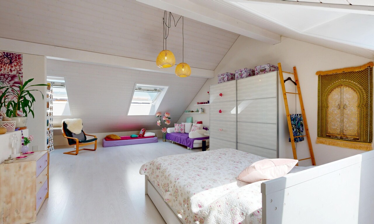 chambre avec vaulted ceiling, plafond voûté, pièce supplémentaire, lumière naturelle, et beamed ceiling