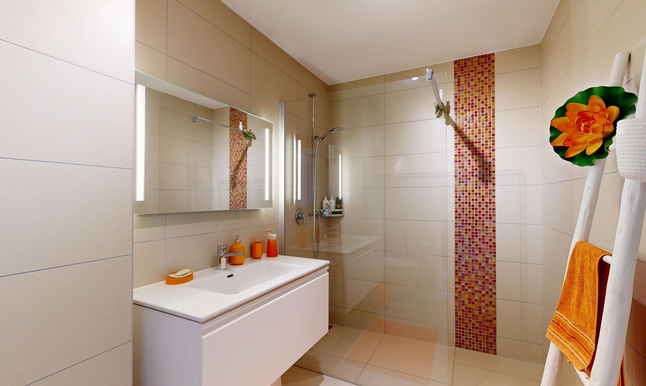 salle de bains avec douche, lavabo (ou coiffeuse selon le contexte), tile wall, mur en carrelage, et salle de bain complète