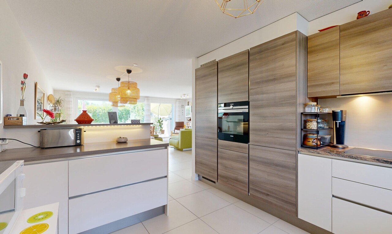 cuisine avec flat panel cabinets, armoires à panneau plat, two heights countertops, white cabinets, et armoires blanches