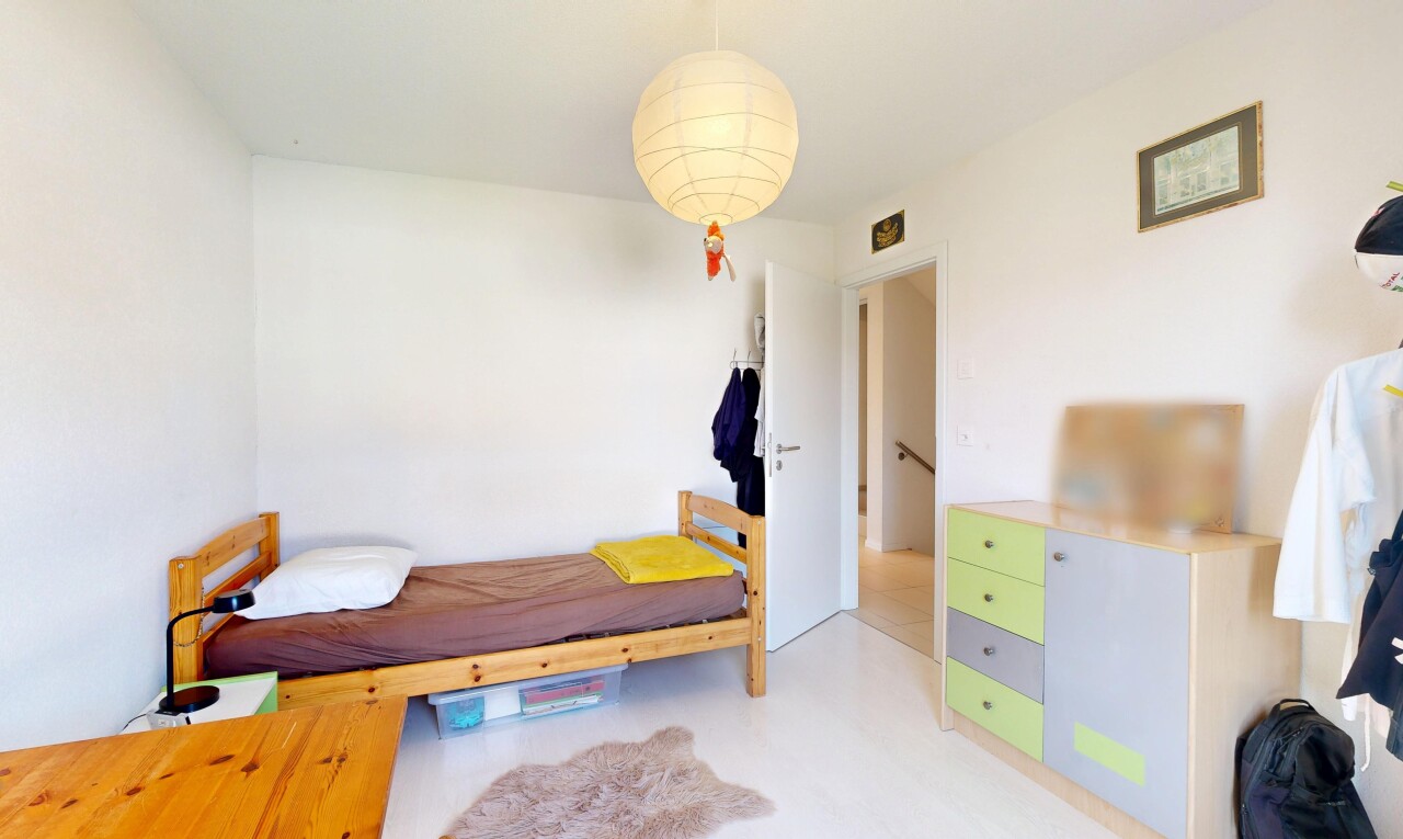 chambre avec éclairage suspendu, drywall, cloison sèche, et inside property
