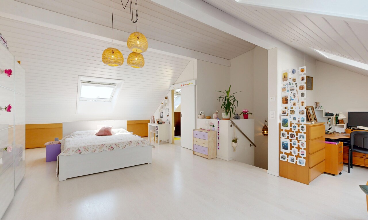 chambre avec pièce supplémentaire, beamed ceiling, plafond à poutres, vaulted ceiling, et plafond voûté