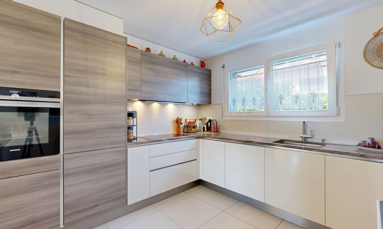 cuisine avec light floor, flat panel cabinets, armoires à panneau plat, évier, et four