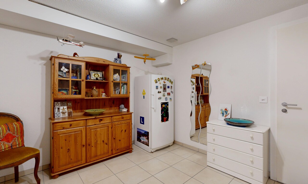 cuisine avec réfrigérateur, light floor, drywall, cloison sèche, et inside property