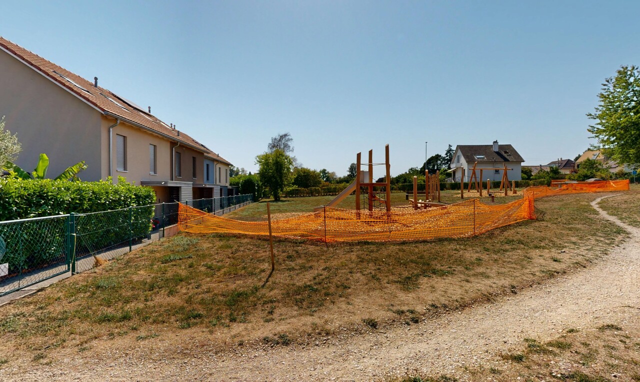 jardin avec clôture, from community, et day time