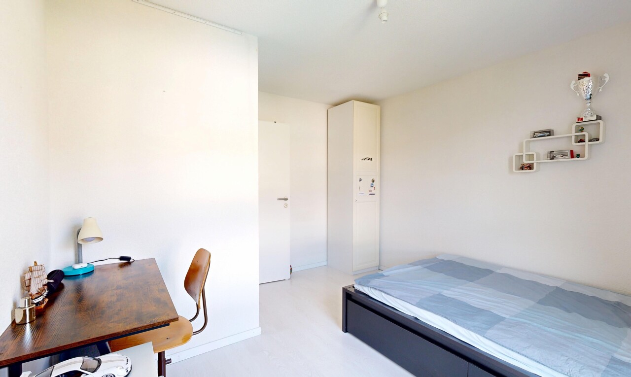 chambre avec cloison sèche, drywall, espace bureau, et inside property