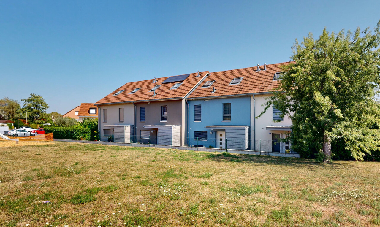 façade avec panneaux solaires, day time, bardage en stuc, et toit en tuiles