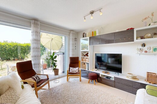 salon avec éclairage sur rail, télévision, cloison sèche, drywall, et inside property