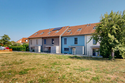 façade avec panneaux solaires, day time, bardage en stuc, et toit en tuiles