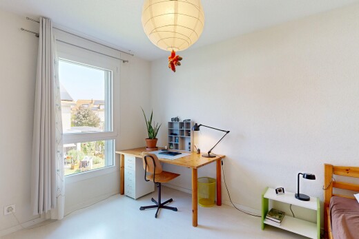 büro mit natürliches licht, gipskartonwand, drywall, pendelleuchte, und inside property
