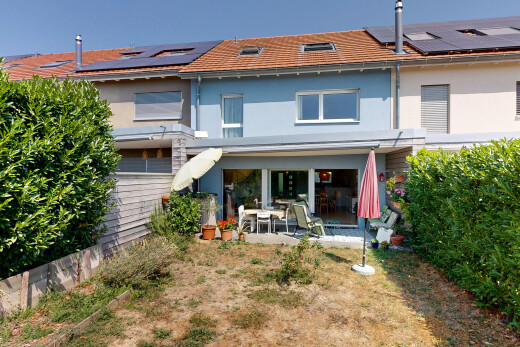 außenansicht mit terrasse, property visible, solaranlage, stuckverkleidung, und day time