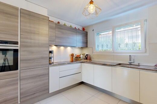 küche mit light floor, flat panel cabinets, schränke mit flachen paneelen, waschbecken, und ofen