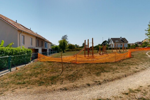 jardin avec clôture, from community, et day time