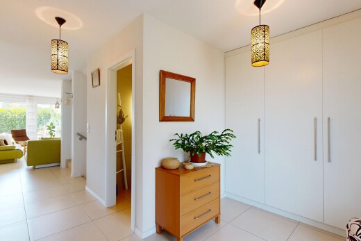 halle / korridor mit pendelleuchte, drywall, gipskartonwand, light floor, und tile floor