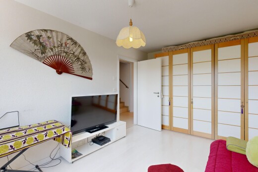wohnzimmer mit fernseher, treppen, gipskartonwand, drywall, und pendelleuchte