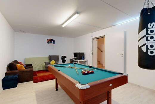 wohnzimmer mit treppen, drywall, gipskartonwand, billard, und inside property