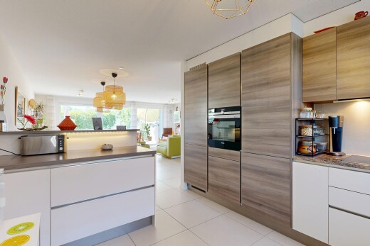 küche mit flat panel cabinets, schränke mit flachen paneelen, two heights countertops, white cabinets, und weiße schränke