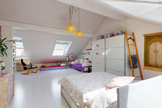 chambre avec vaulted ceiling, plafond voûté, pièce supplémentaire, lumière naturelle, et beamed ceiling