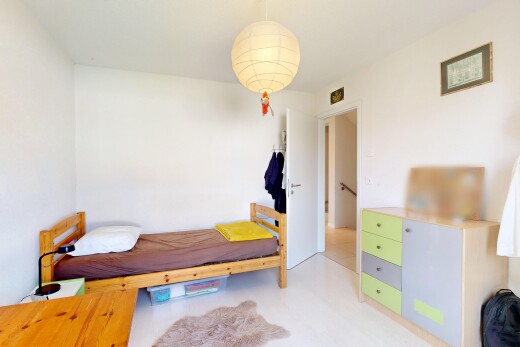 zimmer / schlafzimmer mit pendelleuchte, drywall, gipskartonwand, und inside property