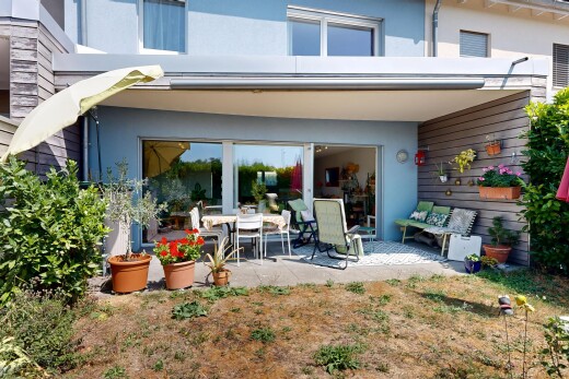 außenansicht mit property visible, terrasse, horizontale verkleidung, stuckverkleidung, und from property