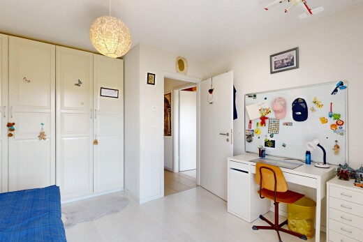 zimmer / schlafzimmer mit drywall, gipskartonwand, bürobereich, kleiderschrank, und pendelleuchte