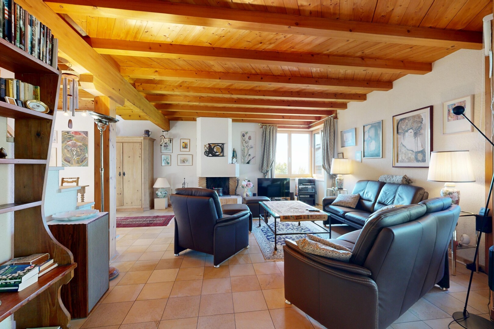 salon avec beamed ceiling, plafond à poutres, wood ceiling, plafond en bois, et high end ceiling