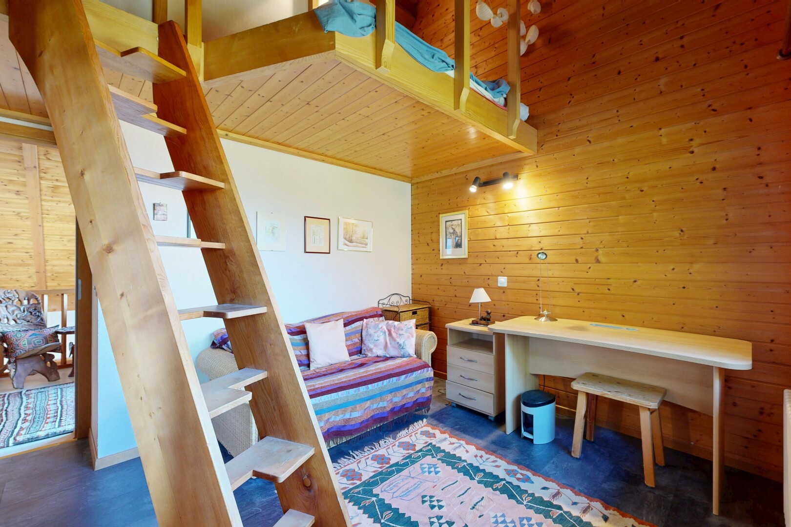 chambre avec mur en bois, wood wall, dated wood wall, cloison sèche, et drywall
