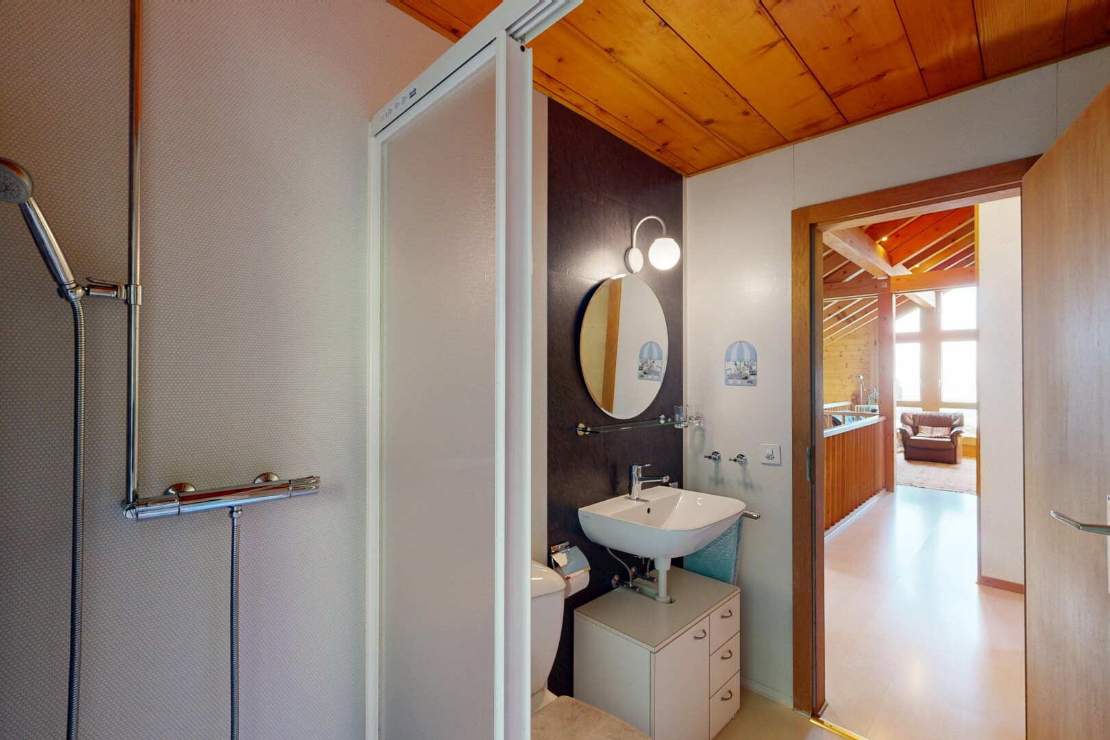 salle de bains avec plafond en bois, wood ceiling, miroir, inside property, et high end ceiling