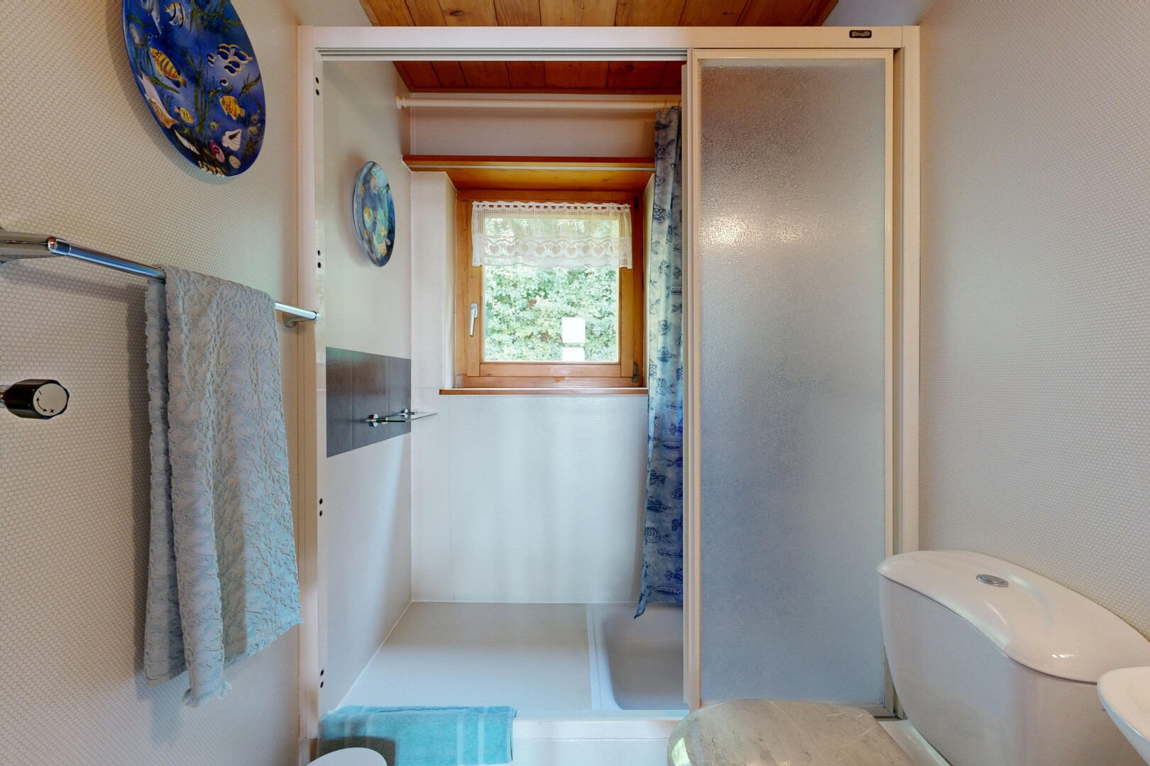 salle de bains avec douche, salle de bain complète, toilette, et inside property