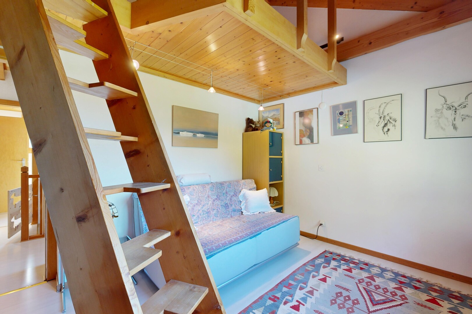 chambre avec escaliers, cloison sèche, drywall, inside property, et plinthes murales