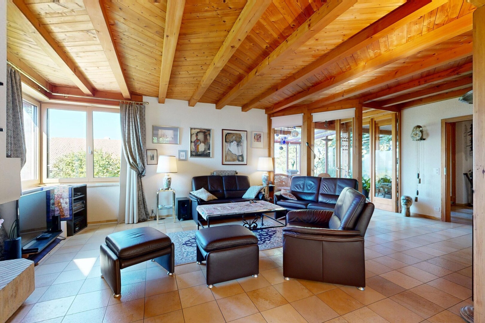 salon avec plafond à poutres, beamed ceiling, plafond en bois, wood ceiling, et high end ceiling