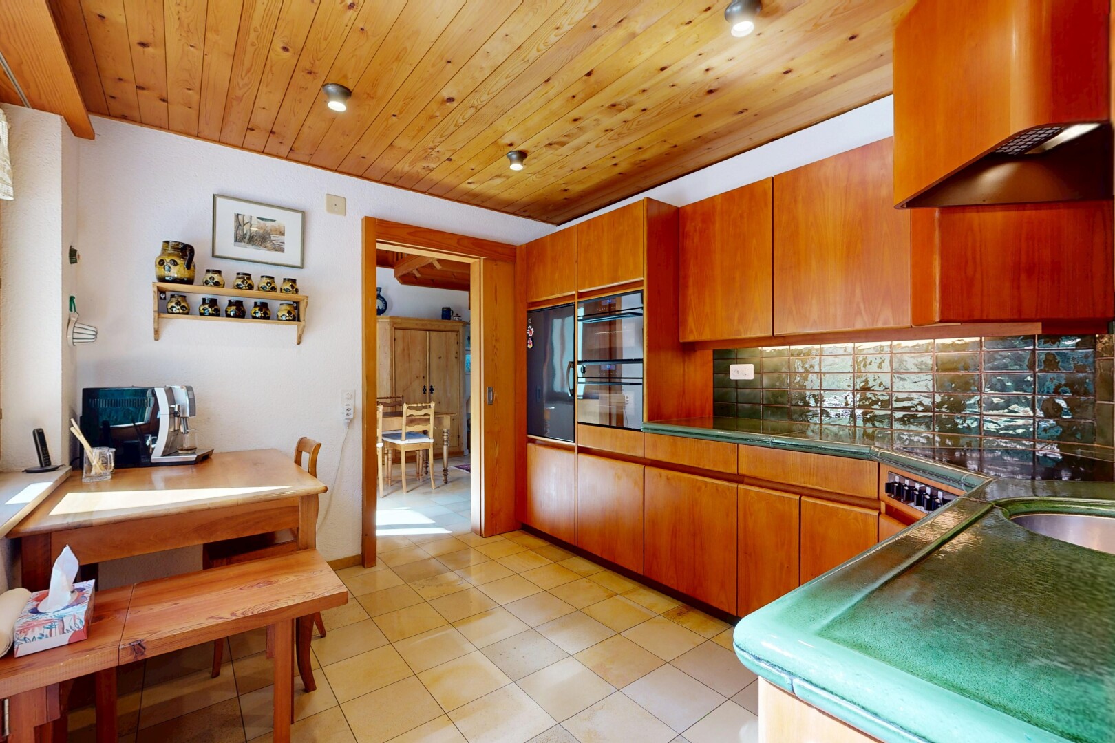 cuisine avec wood ceiling, plafond en bois, hotte, light floor, et drywall