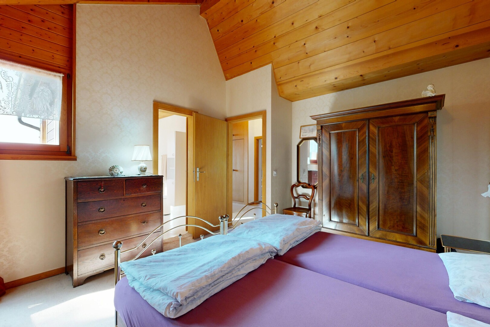 chambre avec plafond voûté, vaulted ceiling, plafond haut, high ceiling, et inside property