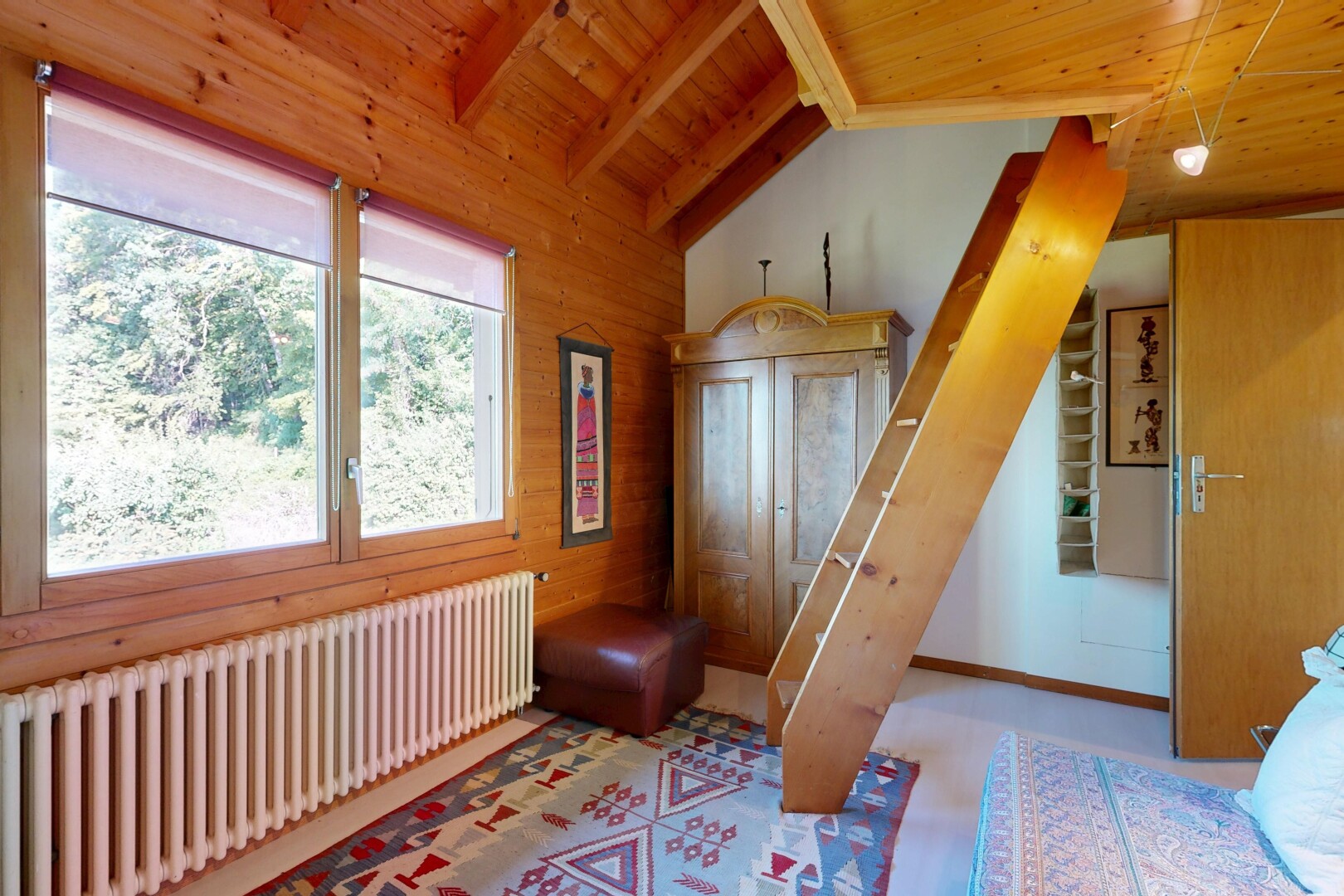 chambre avec radiateur, mur en bois, wood wall, plafond voûté, et vaulted ceiling