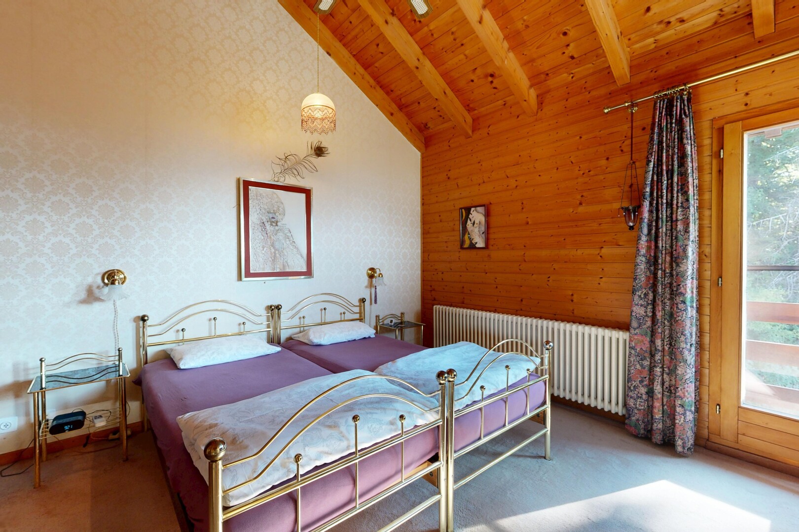 chambre avec plafond voûté, vaulted ceiling, radiateur, plafond à poutres, et beamed ceiling
