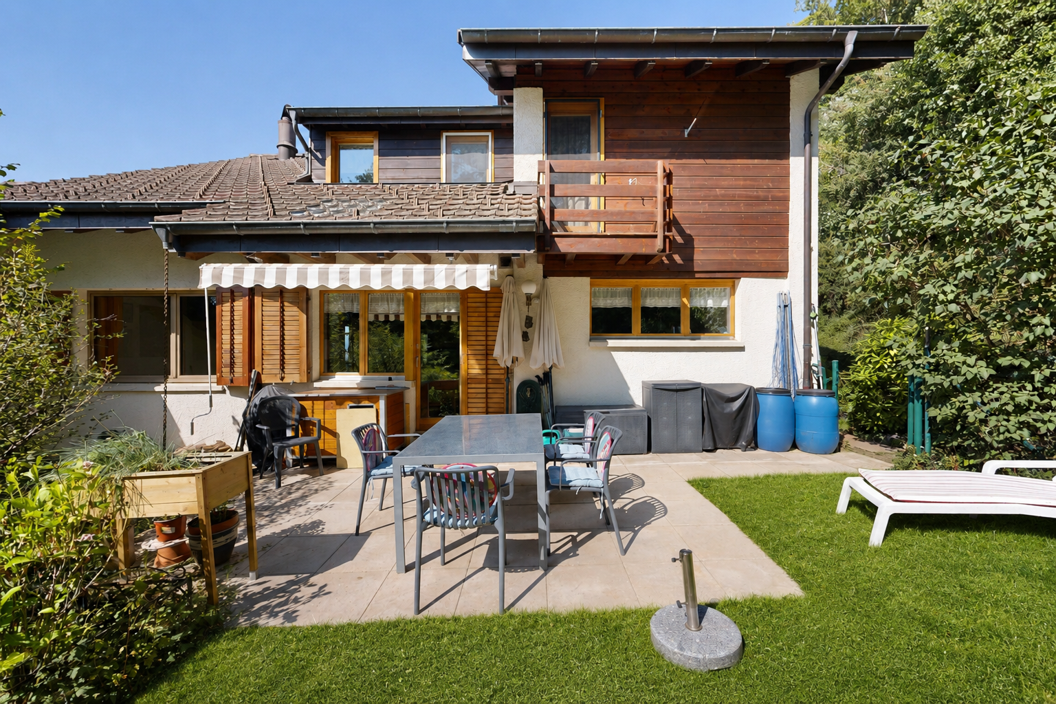 façade avec property visible, terrasse, day time, balcon, et bardage horizontal