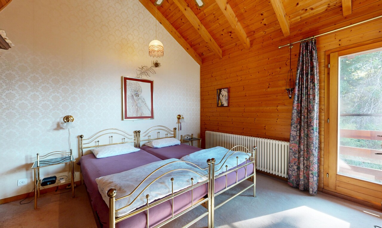 chambre avec plafond voûté, vaulted ceiling, radiateur, plafond à poutres, et beamed ceiling