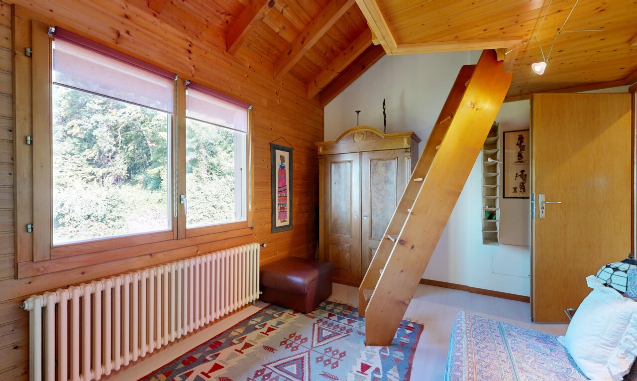 chambre avec radiateur, mur en bois, wood wall, plafond voûté, et vaulted ceiling