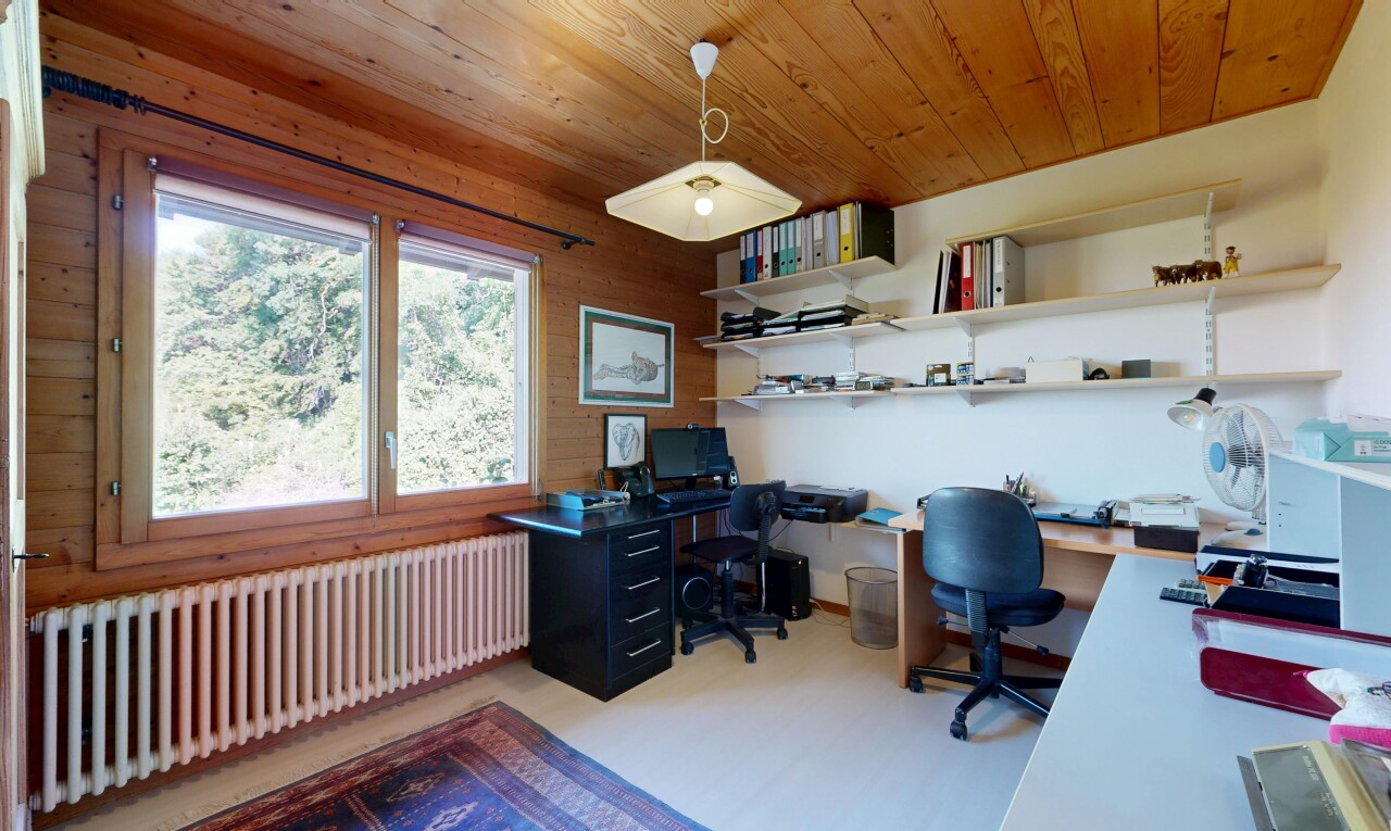 bureau avec radiateur, plafond en bois, wood ceiling, bureau intégré, et mur en bois