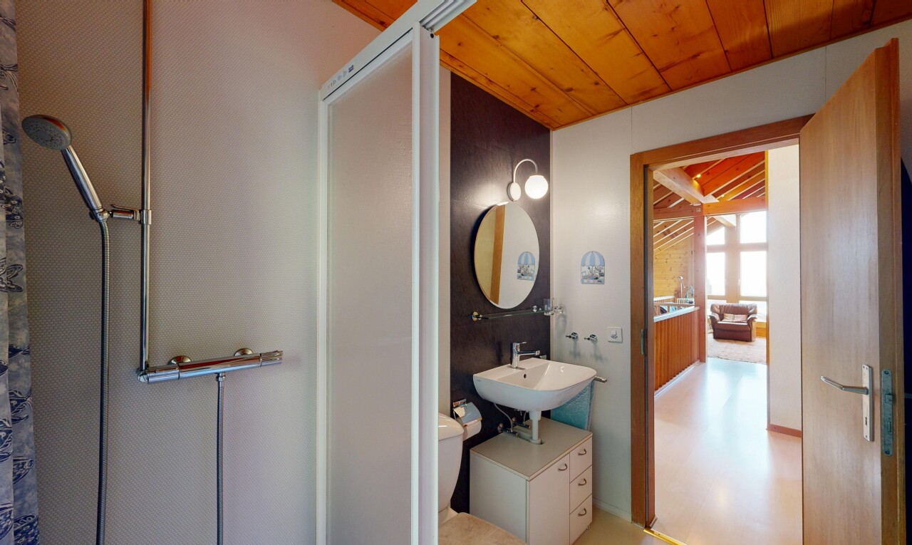 salle de bains avec plafond en bois, wood ceiling, miroir, inside property, et high end ceiling