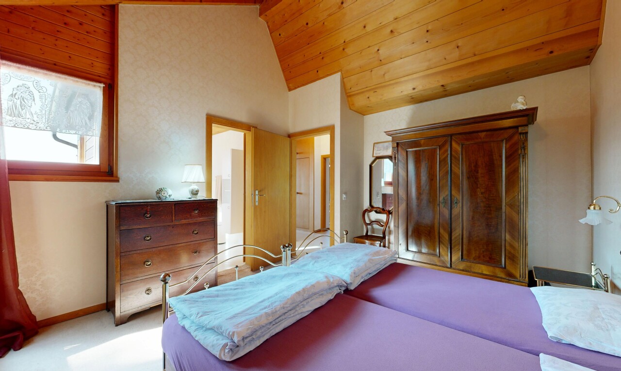 chambre avec plafond voûté, vaulted ceiling, plafond haut, high ceiling, et inside property