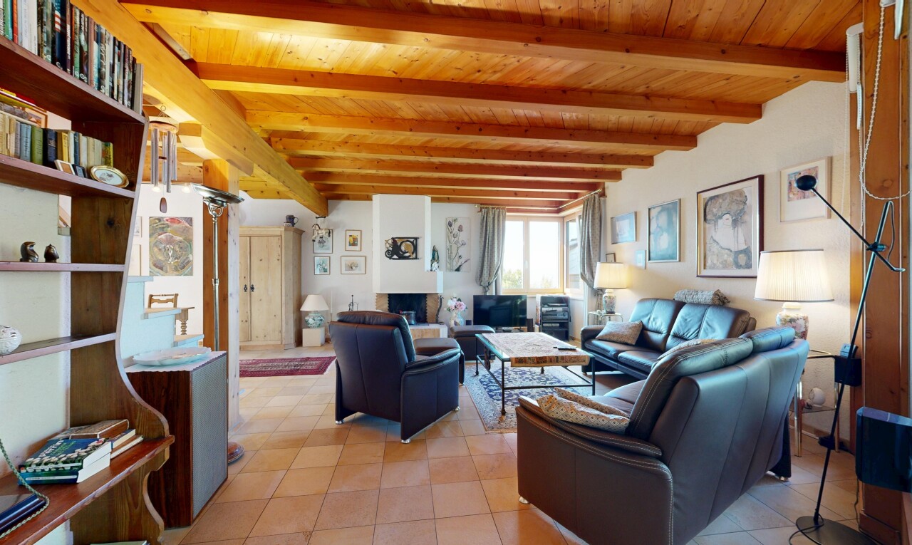 salon avec beamed ceiling, plafond à poutres, wood ceiling, plafond en bois, et high end ceiling