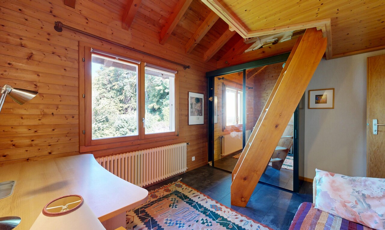 chambre avec vaulted ceiling, plafond voûté, radiateur, wood ceiling, et plafond en bois