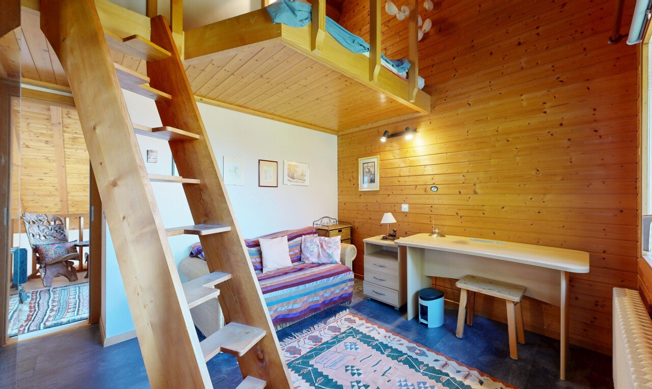 chambre avec mur en bois, wood wall, dated wood wall, cloison sèche, et drywall