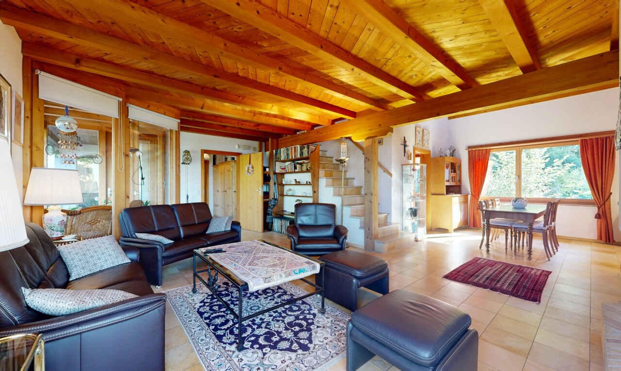 salon / salle à manger avec plafond à poutres, beamed ceiling, escaliers, plafond en bois, et wood ceiling